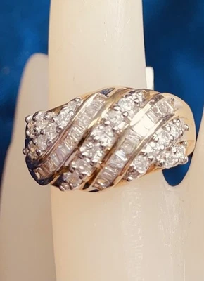 Anillo de oro amarillo macizo de 10 quilates baguette de 3/4 quilates y diamante redondo precioso estilo ondulado Foto 1 de 4