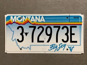 TARGA MONTANA VINTAGE GRANDE CIELO ARCOBALENO LETTERE/NUMERI CASUALI BELLA!! - Foto 1 di 2