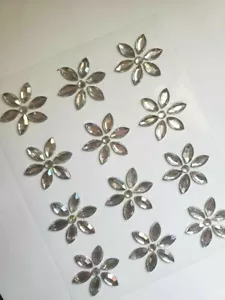CraftbuddyUS CB033 12 Stck. AB Klar Selbstklebend Diamant Blume Strass Edelsteine - Bild 1 von 2
