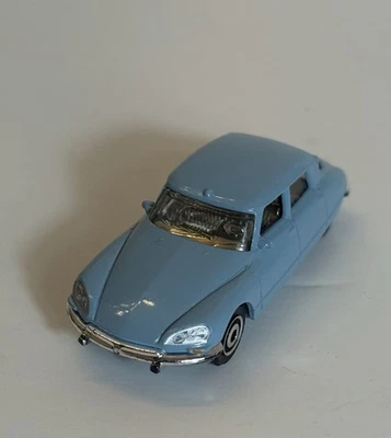 1968 68 Citroen DS Collectible 1/64 Scale Diecast Diorama Model - Image 1 of 4
