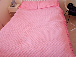 Vintage Retro Pink Nylon Bedspread ~ Quilted Double + 2 Matching Pillowcases vgc - Picture 1 of 16
