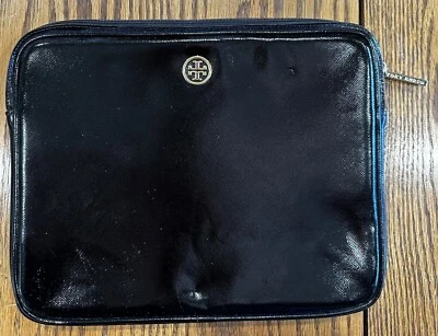 Estuche de charol negro acolchado con cremallera mini/tableta para iPad Tory Burch A++ 14 Foto 1 de 4