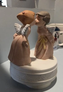 Kissing Angels Musical Figurine Christmas Music Box Plays Silent Night Vintage - Picture 1 of 5