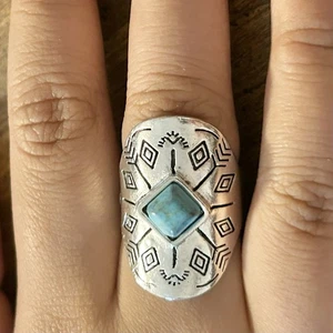 Anello sud-ovest pietra colore turchese tono argento - Misura: 6,5 (nuovo senza etichette) - Foto 1 di 8