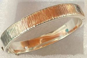 Vintage Sterling Silver British Crinkle Finish Hingled Bangle with Safety Chain - Picture 1 of 16