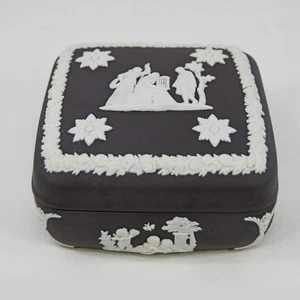 Vintage Wedgwood Basalto Nero Diaspro Quadrato Portagioie con Coperchio 4" Cherubino Cupido - Foto 1 di 11