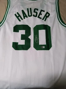 Camiseta personalizada firmada por Sam Houser de los Boston Celtics Beckett Witness Beckett certificado de autenticidad - Imagen 1 de 2