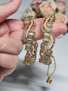 Indische pakistanische Gold Kara Armbänder mit neuwertigen grünen und weißen Steinen und Perlen 