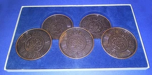 RARO VINTAGE 1976 CANADÁ JUEGOS OLÍMPICOS DE INVIERNO 5 POSAVASOS DE LATÓN EN CAJA ORIGINAL - Imagen 1 de 5