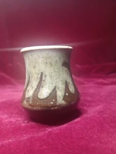 A Vintage Studio Pottery Squat Bulb Vase marked Keramos. 6cm tall - Picture 1 of 8