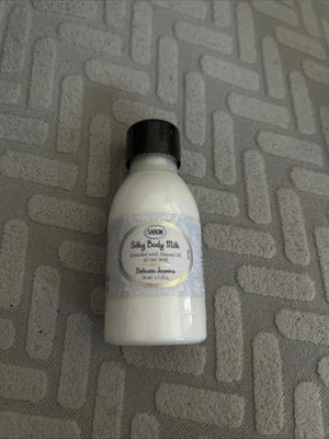 Молоко для тела SABON Delicate Jasmine Silky дорожное размер 1,7 жидкой унции с маслом альмомда/овсяным молоком - Изображение 1 из 2