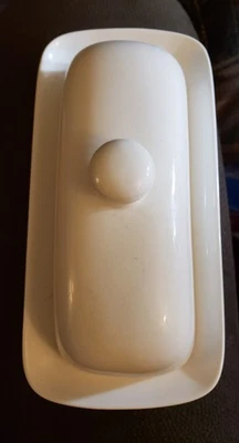 Plato de mantequilla redondeado blanco Una porcelana de Norpro con tapa de perilla y borde interior Foto 1 de 4