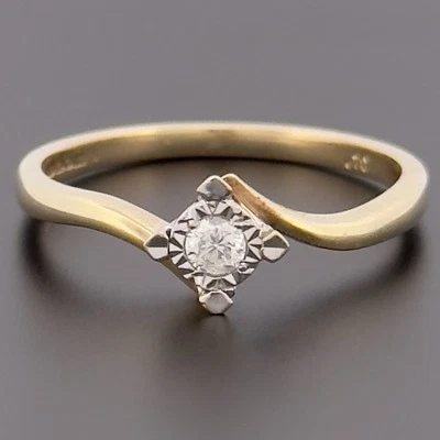 Anillo solitario de diamantes de 0,10 quilates de oro amarillo de 9 quilates talla P con sello Foto 1 de 4