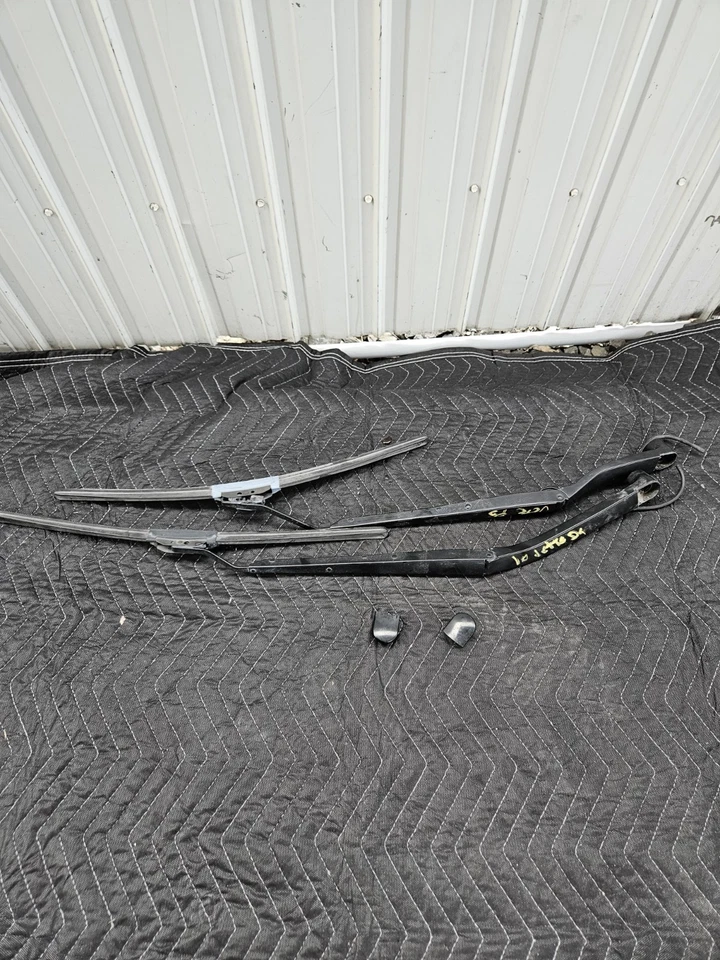 Juego 2 escobillas brazo limpiaparabrisas delantero 10445313 Chevrolet Corvette C6 2005-13 Foto 1 de 4