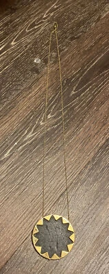 Collar largo House Of Harlow chapado en oro de cuero negro grande Sunburst. Usado. Foto 1 de 4