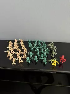Vintage Toy Soldiers Green & Tan Plastic US Army Men (44) & Indians (2) Grt Cond - Picture 1 of 3