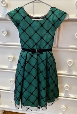 女孩尺寸 7 Jona Michelle 绿色黑色帽袖花式薄纱连衣裙 — 第 1/4 张图片