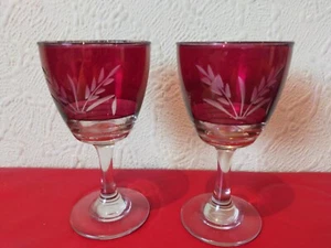 Pair Of Vintage Coloured/ Cranberry Red Etched Wine Glasses/13 Cm's Tall - Picture 1 of 9