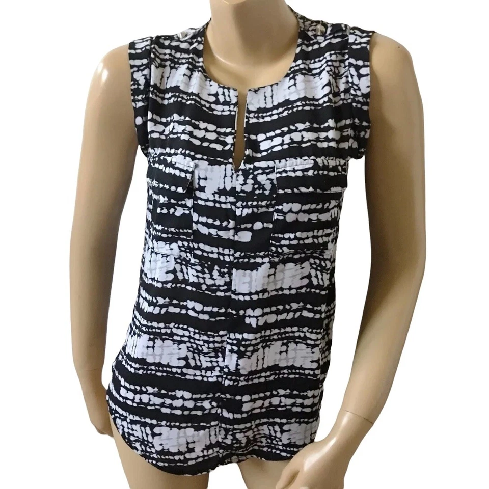 Camiseta sin mangas Mossimo XS cuello dividido negra blanca tie dye bolsillos semi transparentes Foto 1 de 4