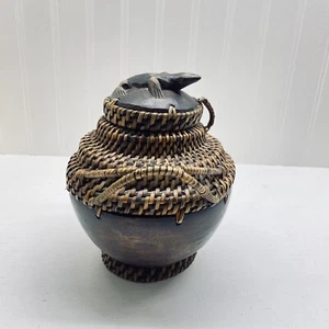 Scatola cestino lucertola intagliato rattan legno vintage Indonesia LOMBOK con coperchio intagliato a mano - Foto 1 di 9