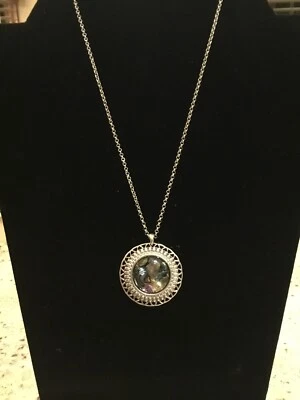 Collar Colgante Madreperla y Piedra Calado Tono Plateado Marca Lucky, Nuevo con Etiquetas Foto 1 de 4