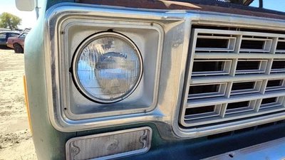 1973-1978 Silverado C10 farol direito passageiro acabamento grade surround fabricante de equipamento original - Imagem 1 de 3