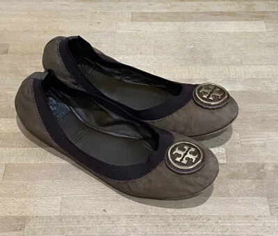 Zapatos planos de ballet Tory Burch logotipo dorado gamuza marrón Carolina talla 8 M Foto 1 de 4