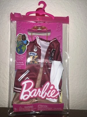 Paquete de moda Barbie para muñeca Ken con chaqueta universitaria, pantalones cortos y gafas de sol NUEVO Foto 1 de 2