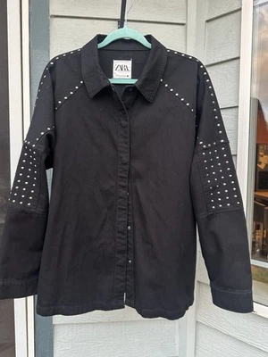  ¡Chaqueta vaquera con tachuelas Zara! Talla XL! ¡Acentos con tachuelas plateadas! Foto 1 de 4