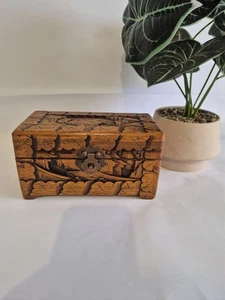 Hand-Carved Wooden Jewelry / Trinket Box - Foto 1 di 6