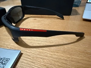 Brandneue Prada Sonnenbrille schwarzes Gestell SPS 13U 1BO-5L0 - Bild 1 von 6