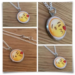 Emoji Cara Beso Corazón Labios Cara Dije Collar Collar Txt Geek - Imagen 1 de 1