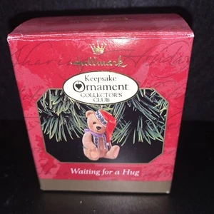 Hallmark "Waiting for a Hug" Bear Club Ornament 1999 - Picture 1 of 3