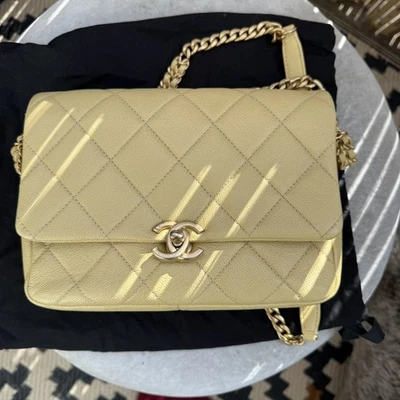 Caviar Acolchado Pequeña Cadena Melodía Solapa Amarillo Foto 1 de 3