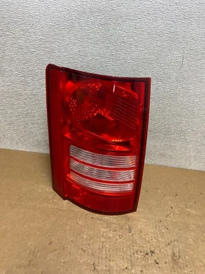 Luz trasera izquierda para conductor Chrysler Town and Country 2008-2010 OEM V5204 DW Foto 1 de 4