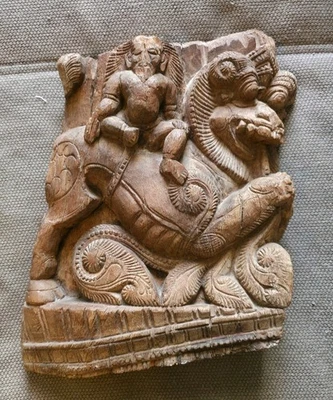 Antiguo fragmento de carro templo indio hindú cara de león tallado en madera arquitectónica Foto 1 de 4