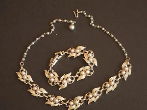 19" Brushed Goldtone Leaves & Pearls Necklace with Matching 7" Bracelet - Picture 1 of 2