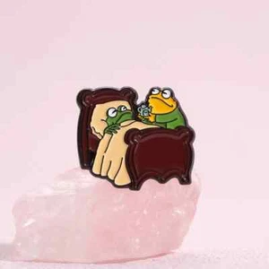 Cartoon Couple Tandem Bike Brooch Frog Toad Enamel Pins Lapel Badge Animal Gift - Picture 1 of 30