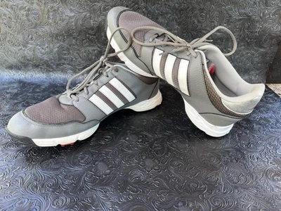 Zapatos de golf Adidas para hombre grises blancos talla EE. UU. 13 suela de agarre Traxion con púas atléticos Foto 1 de 4
