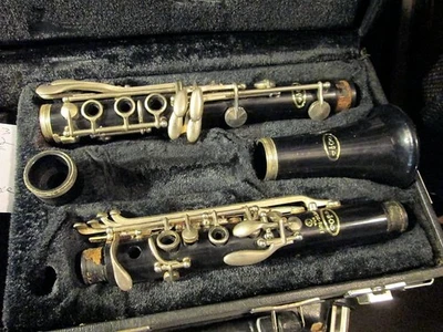 VITO Resotone 3 model 7212 Clarinet. As is needs overhaul but all looks intact - Image 1 of 4