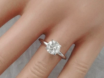 Anillo de compromiso solitario de diamantes naturales genuinos de 1,60 quilates en oro blanco sólido de 14 K Foto 1 de 4