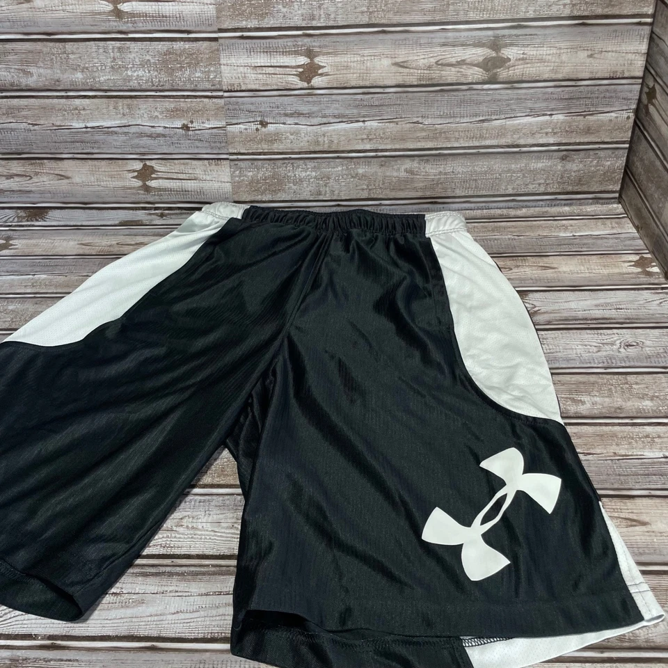 Shorts de basquete masculino Under Armour logotipo preto e branco tamanho médio - Imagem 1 de 4