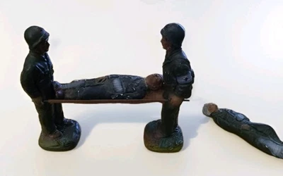 De colección Segunda Guerra Mundial J.H. Miller Chalkware Medic Soldiers llevando heridos en camilla Foto 1 de 4