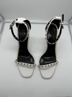 Туфли на шпильке женские Forever 21 белые с заклепками с открытым носком размер 8 - Изображение 1 из 4