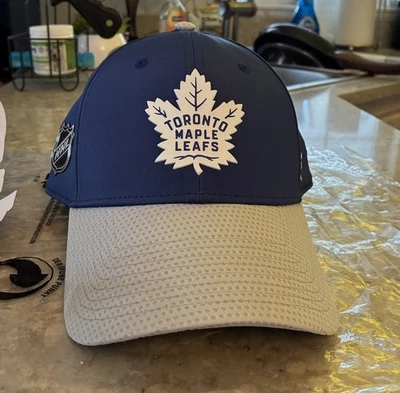 Sombrero ajustable NHL Toronto Maple Leafs azul adulto con insignia NHL y logotipo de hojas. Foto 1 de 4