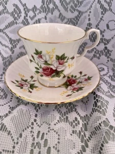 Taza de té y platillo vintage Royal Windsor Fine Bone China Inglaterra rosas blancas rosadas - Imagen 1 de 6