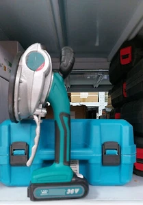 VIBRATORE PIASTRELLE 2 BATTERIE 48vLIVELLATRICE VENTOSA PIASTELLATRICE - Foto 1 di 1