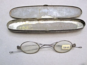 Occhiali da vista ovali antichi con montature in metallo in custodia in metallo riparato "M.D." custodia incisa - Foto 1 di 10