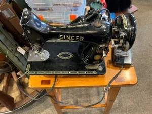Macchina da cucire Singer vintage molto vecchia, molto pesante, funzionante. con video - Foto 1 di 16