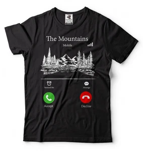 The Mountains Are Calling Funny Senderismo Camiseta Campamento Senderismo Camiseta - Imagen 1 de 4